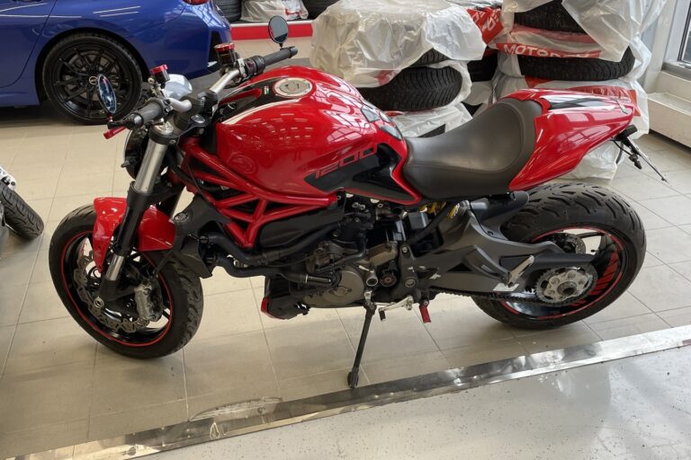 Ducati - MONSTER - 1200 // Juuri saapunut / Suomi pyörä / Termignoni / Laukut // - Moottoripyörä