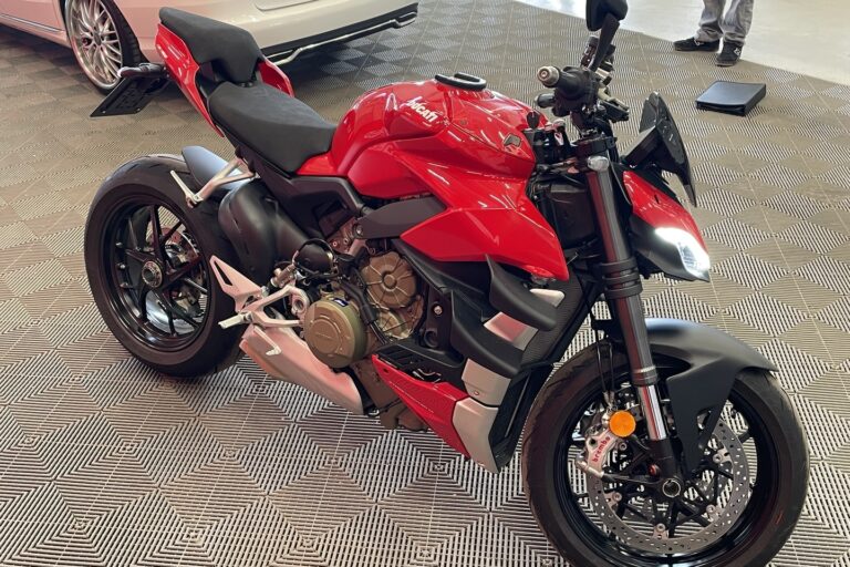 Ducati - STREETFIGHTER - V4 // Täydellinen merkkiliikkeen huoltokirja / Suomi-Pyörä / Wheelie control / Sifter // - Moottoripyörä