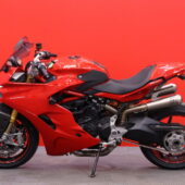Ducati - Supersport - 950 S // Akrapovic kokoputkisto / Huoltkokirja / Shifter / Hiilikuitu-osaa  // - Moottoripyörä
