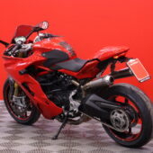 Ducati - Supersport - 950 S // Akrapovic kokoputkisto / Huoltkokirja / Shifter / Hiilikuitu-osaa  // - Moottoripyörä