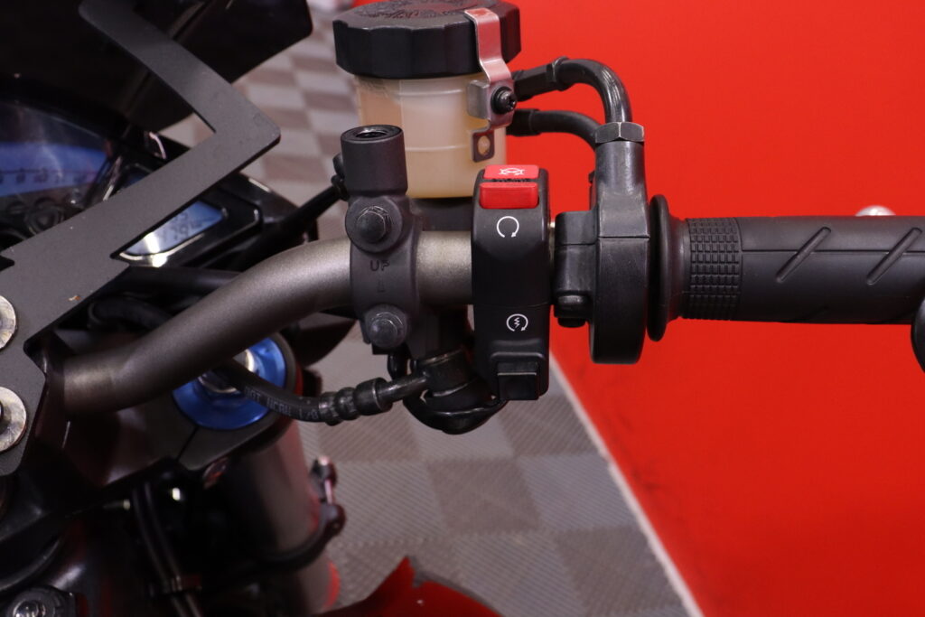 Honda - CB - 1000R // Suomi-pyörä / Huoltokirja / Tangonpääpeilit // Honda - CB - 1000R // Suomi-pyörä / Huoltokirja / Tangonpääpeilit // - Moottoripyörä