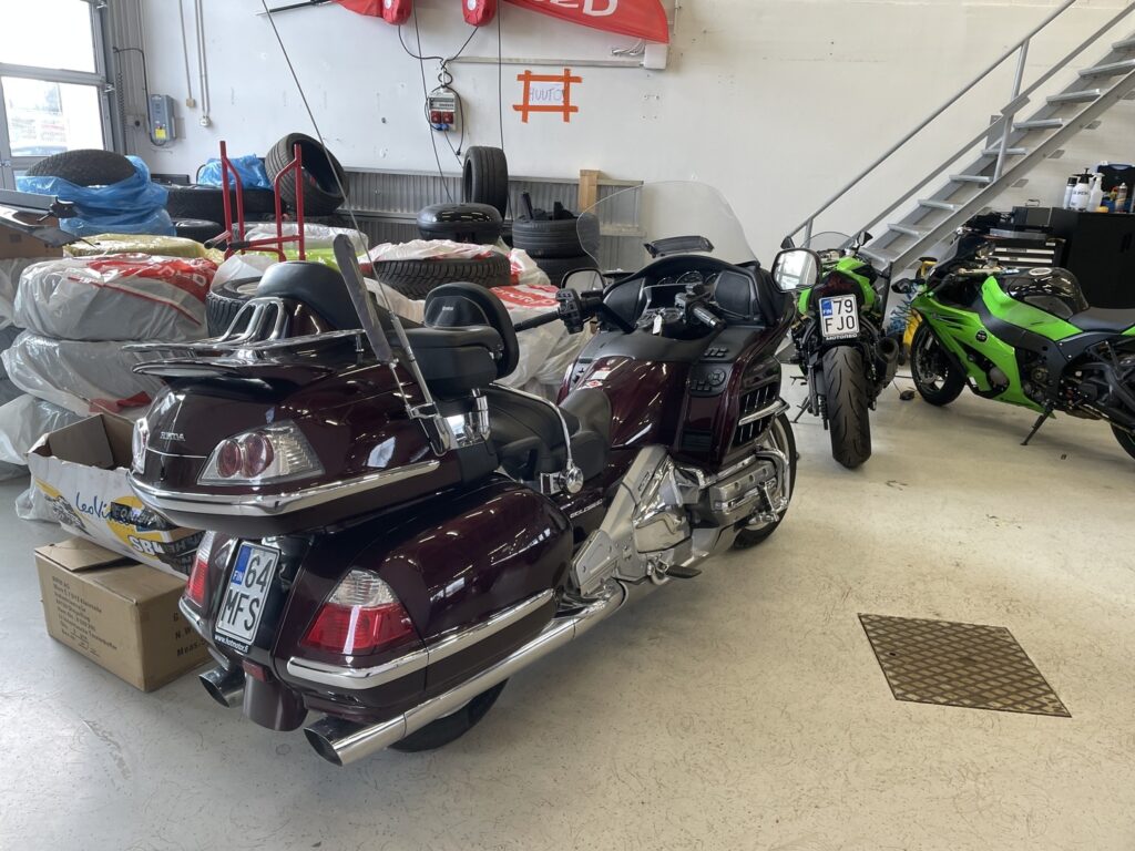 Honda - GL - 1800 GoldWing / Juuri saapunut! // Supervarusteet! / Airbag / Navi / Vakkari / Pakki / Radio // Honda - GL - 1800 GoldWing / Juuri saapunut! // Supervarusteet! / Airbag / Navi / Vakkari / Pakki / Radio // - Moottoripyörä