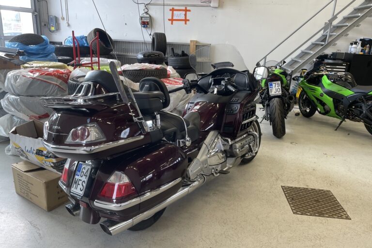 Honda - GL - 1800 GoldWing / Juuri saapunut! // Supervarusteet! / Airbag / Navi / Vakkari / Pakki / Radio // - Moottoripyörä