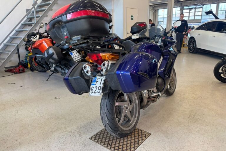 Honda - VFR - 800 VTEC ABS // Suomi-pyörä // Juuri Saapunut / 3x laukut // - Moottoripyörä