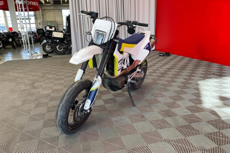 Husqvarna - 701 - Supermoto // Suomi-pyörä / Huoltokirja / Leovince / Säädettävä alusta / ABS // - Moottoripyörä