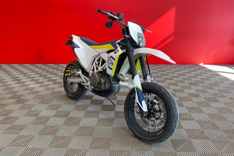 Husqvarna - 701 - Supermoto // Suomi-pyörä / Huoltokirja / Leovince / Säädettävä alusta / ABS // - Moottoripyörä