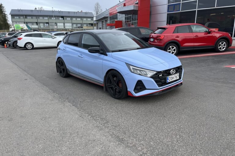 Hyundai - i20 - 1.6 T-GDI 204 hv 6MT // 1. om Suomi-auto / Peruutuskamera / Digimittaristo / Ratin lämmitin / 2x renkaat ja vanteet // - Viistoperä