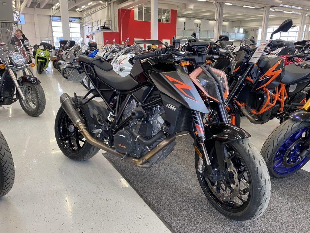 KTM - 1290 - Super Duke R // Suomi-pyörä / Track Pack / Putkisto / QS+ / Vakkari / Keyless // - Moottoripyörä