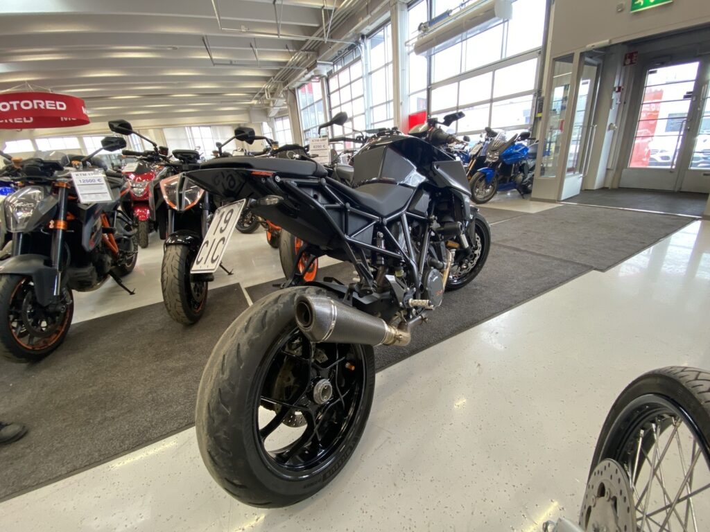 KTM - 1290 - Super Duke R // Suomi-pyörä / Track Pack / Putkisto / QS+ / Vakkari / Keyless // KTM - 1290 - Super Duke R // Suomi-pyörä / Track Pack / Putkisto / QS+ / Vakkari / Keyless // - Moottoripyörä