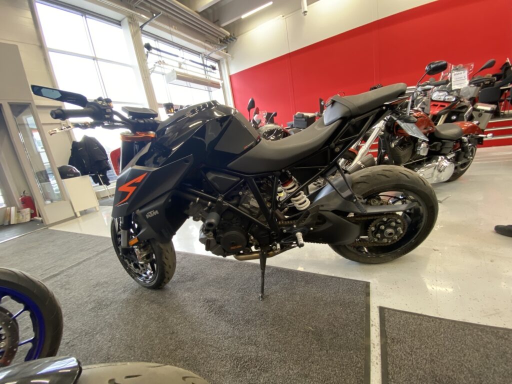 KTM - 1290 - Super Duke R // Suomi-pyörä / Track Pack / Putkisto / QS+ / Vakkari / Keyless // KTM - 1290 - Super Duke R // Suomi-pyörä / Track Pack / Putkisto / QS+ / Vakkari / Keyless // - Moottoripyörä