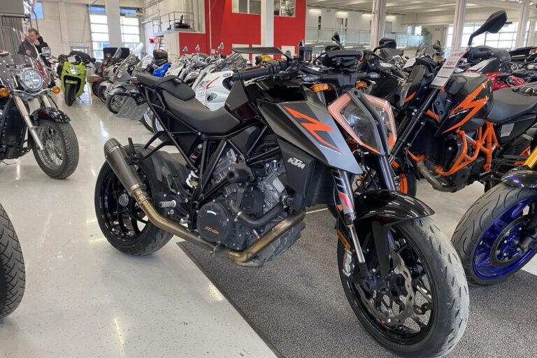 KTM - 1290 - Super Duke R // Suomi-pyörä / Track Pack / Putkisto / QS+ / Vakkari / Keyless // - Moottoripyörä