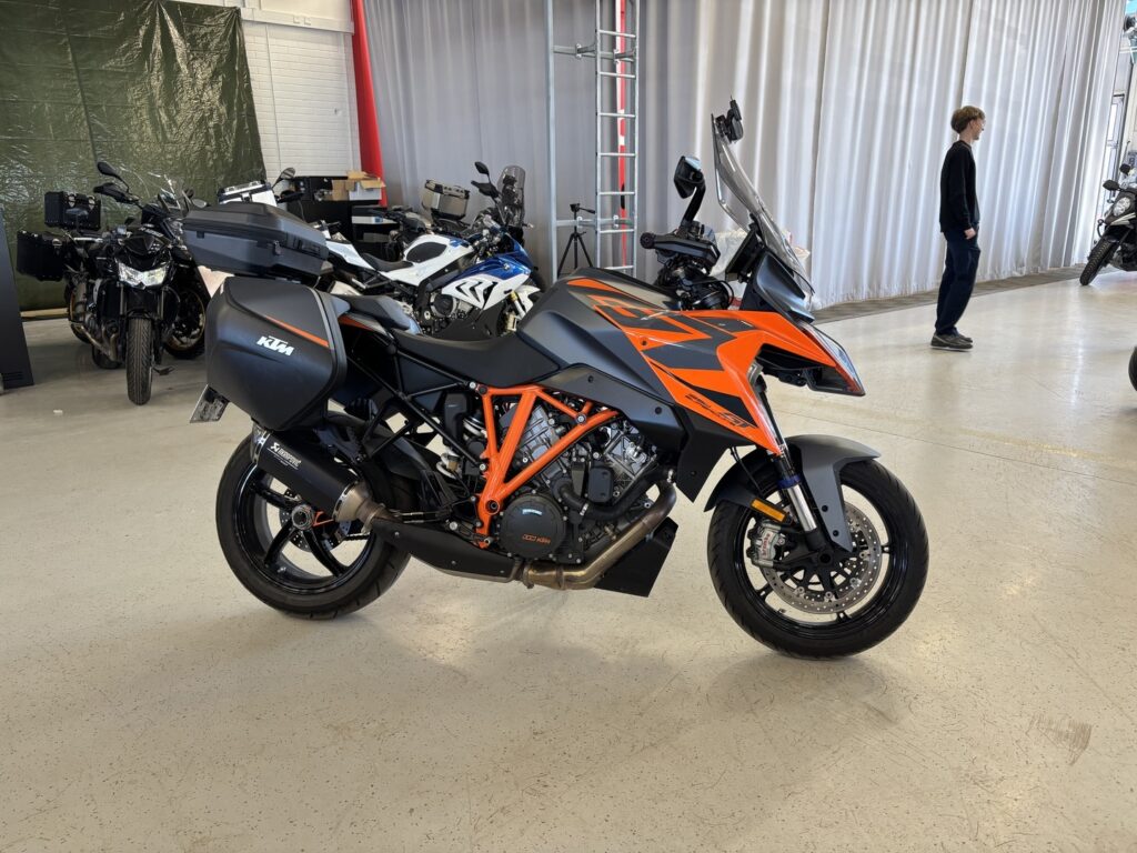 KTM - 1290 - Super Duke GT // Juuri saapunut! / Huippu varusteet / 1-Om / Akrapovic / 3x laukut / Huoltokirja // KTM - 1290 - Super Duke GT // Juuri saapunut! / Huippu varusteet / 1-Om / Akrapovic / 3x laukut / Huoltokirja // - Moottoripyörä
