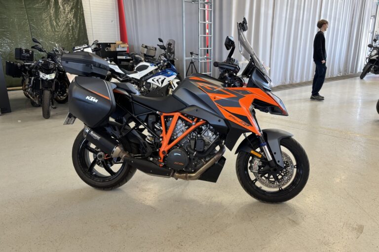 KTM - 1290 - Super Duke GT // Juuri saapunut! / Huippu varusteet / 1-Om / Akrapovic / 3x laukut / Huoltokirja // - Moottoripyörä