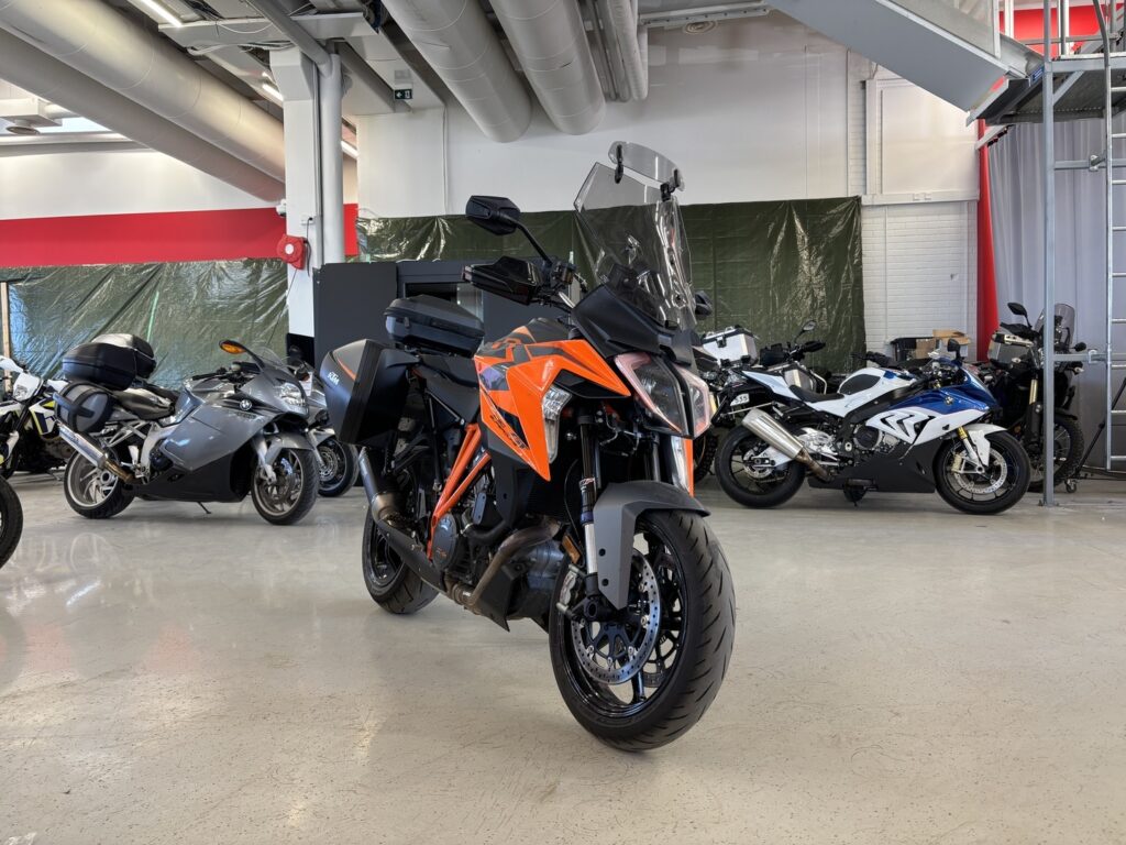 KTM - 1290 - Super Duke GT // Juuri saapunut! / Huippu varusteet / 1-Om / Akrapovic / 3x laukut / Huoltokirja // - Moottoripyörä