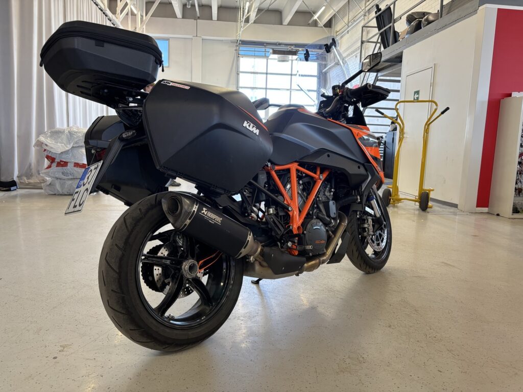 KTM - 1290 - Super Duke GT // Juuri saapunut! / Huippu varusteet / 1-Om / Akrapovic / 3x laukut / Huoltokirja // KTM - 1290 - Super Duke GT // Juuri saapunut! / Huippu varusteet / 1-Om / Akrapovic / 3x laukut / Huoltokirja // - Moottoripyörä