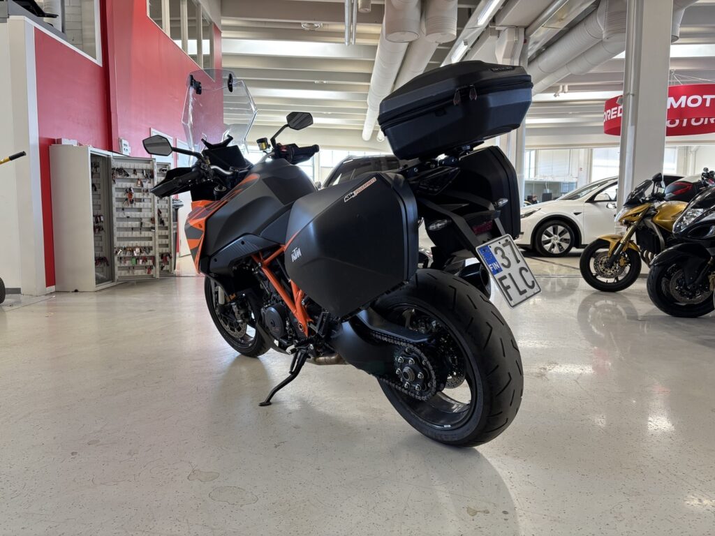KTM - 1290 - Super Duke GT // Juuri saapunut! / Huippu varusteet / 1-Om / Akrapovic / 3x laukut / Huoltokirja // KTM - 1290 - Super Duke GT // Juuri saapunut! / Huippu varusteet / 1-Om / Akrapovic / 3x laukut / Huoltokirja // - Moottoripyörä