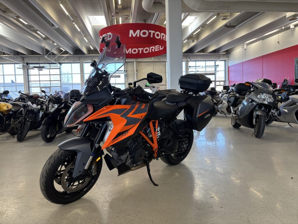 KTM - 1290 - Super Duke GT // Juuri saapunut! / Huippu varusteet / 1-Om / Akrapovic / 3x laukut / Huoltokirja // KTM - 1290 - Super Duke GT // Juuri saapunut! / Huippu varusteet / 1-Om / Akrapovic / 3x laukut / Huoltokirja // - Moottoripyörä