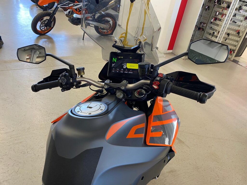 KTM - 1290 - Super Duke GT // Juuri saapunut! / Huippu varusteet / 1-Om / Akrapovic / 3x laukut / Huoltokirja // KTM - 1290 - Super Duke GT // Juuri saapunut! / Huippu varusteet / 1-Om / Akrapovic / 3x laukut / Huoltokirja // - Moottoripyörä