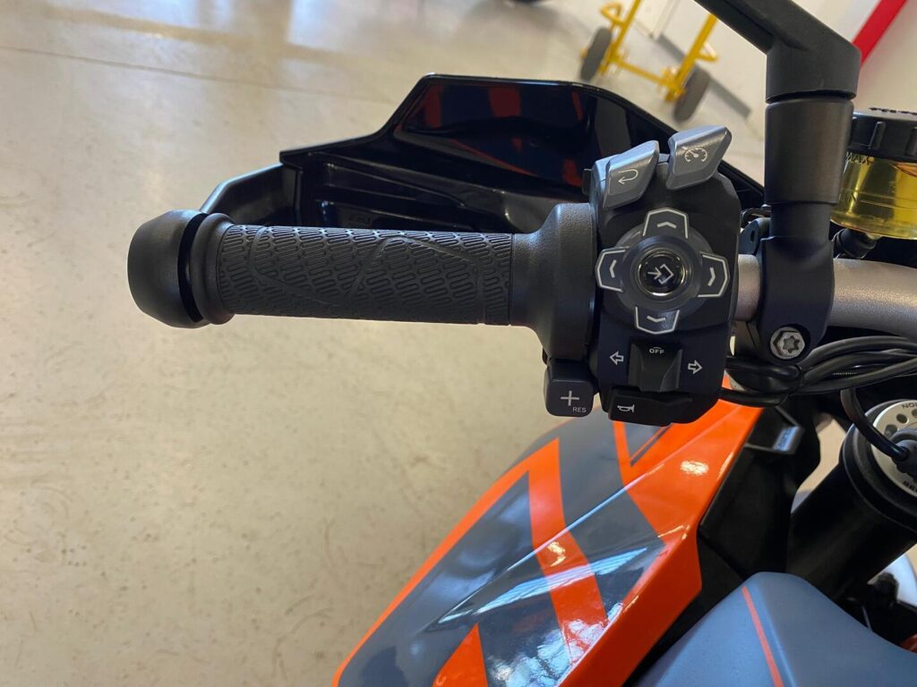 KTM - 1290 - Super Duke GT // Juuri saapunut! / Huippu varusteet / 1-Om / Akrapovic / 3x laukut / Huoltokirja // KTM - 1290 - Super Duke GT // Juuri saapunut! / Huippu varusteet / 1-Om / Akrapovic / 3x laukut / Huoltokirja // - Moottoripyörä