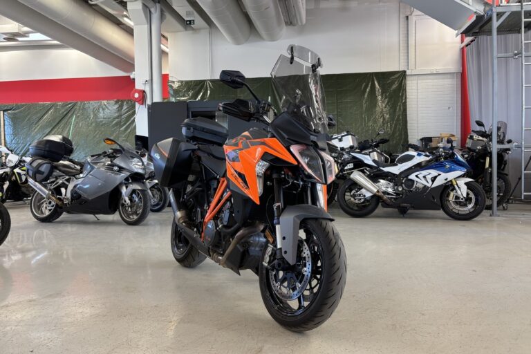 KTM - 1290 - Super Duke GT // Juuri saapunut! / Huippu varusteet / 1-Om / Akrapovic / 3x laukut / Huoltokirja // - Moottoripyörä