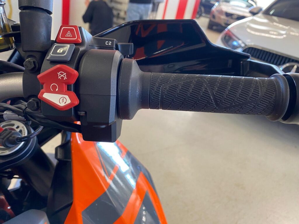 KTM - 1290 - Super Duke GT // Juuri saapunut! / Huippu varusteet / 1-Om / Akrapovic / 3x laukut / Huoltokirja // KTM - 1290 - Super Duke GT // Juuri saapunut! / Huippu varusteet / 1-Om / Akrapovic / 3x laukut / Huoltokirja // - Moottoripyörä