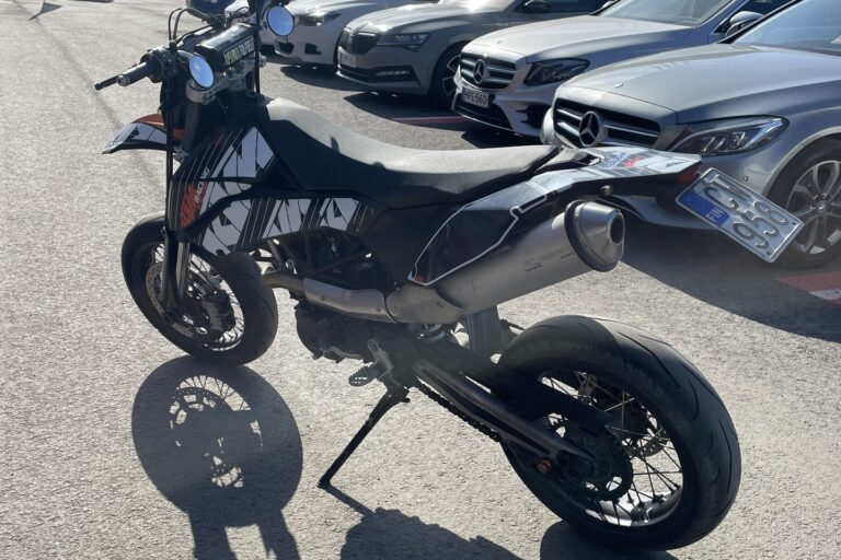 KTM - 690 - SMC // JUURI SAAPUNUT! - Moottoripyörä