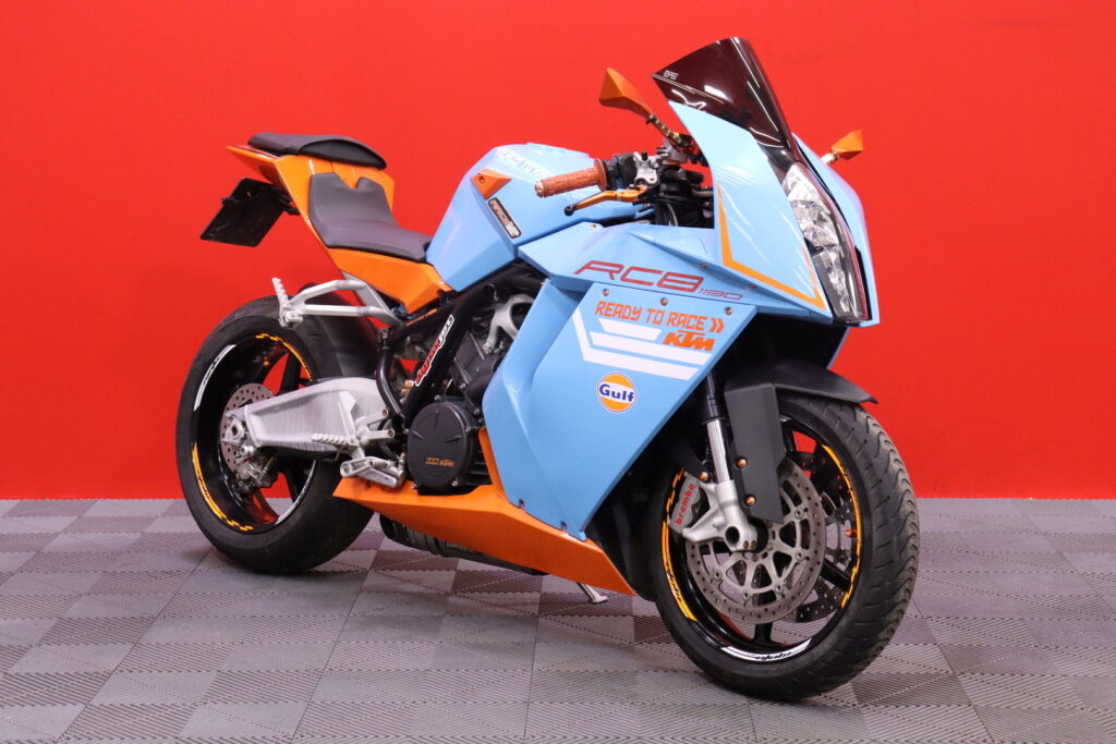 KTM - RC - 8 // Dominator Putkisto / Huoltokirja / Suomi-Pyörä / Säädettävät Kahvat / Ohjausiskari // KTM - RC - 8 // Dominator Putkisto / Huoltokirja / Suomi-Pyörä / Säädettävät Kahvat / Ohjausiskari // - Moottoripyörä