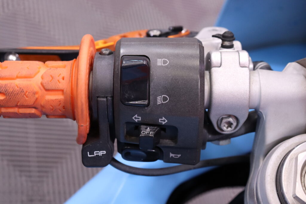 KTM - RC - 8 // Dominator Putkisto / Huoltokirja / Suomi-Pyörä / Säädettävät Kahvat / Ohjausiskari // KTM - RC - 8 // Dominator Putkisto / Huoltokirja / Suomi-Pyörä / Säädettävät Kahvat / Ohjausiskari // - Moottoripyörä