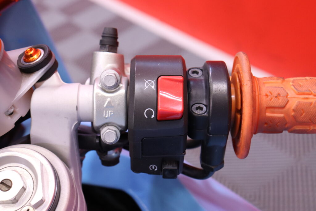 KTM - RC - 8 // Dominator Putkisto / Huoltokirja / Suomi-Pyörä / Säädettävät Kahvat / Ohjausiskari // KTM - RC - 8 // Dominator Putkisto / Huoltokirja / Suomi-Pyörä / Säädettävät Kahvat / Ohjausiskari // - Moottoripyörä