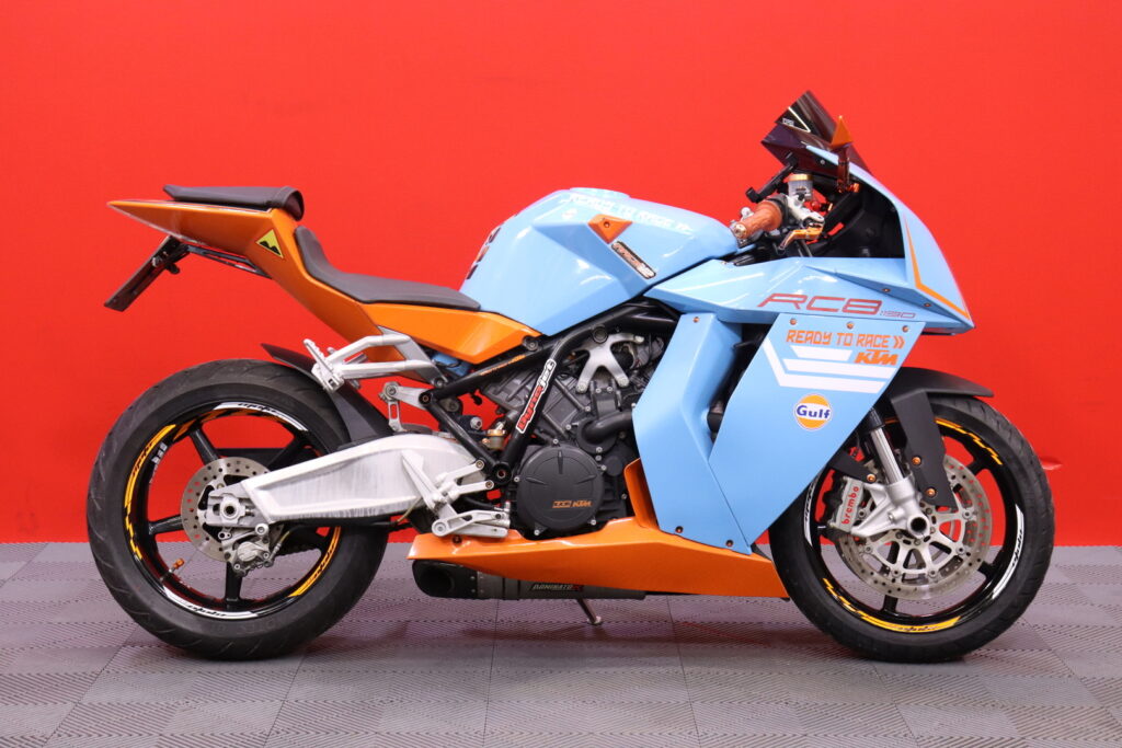 KTM - RC - 8 // Dominator Putkisto / Huoltokirja / Suomi-Pyörä / Säädettävät Kahvat / Ohjausiskari // KTM - RC - 8 // Dominator Putkisto / Huoltokirja / Suomi-Pyörä / Säädettävät Kahvat / Ohjausiskari // - Moottoripyörä