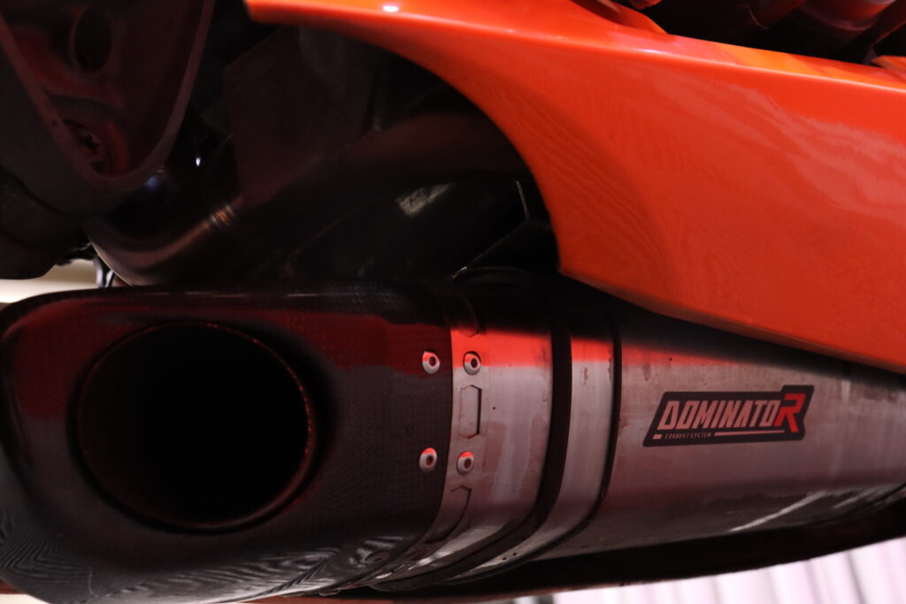 KTM - RC - 8 // Dominator Putkisto / Huoltokirja / Suomi-Pyörä / Säädettävät Kahvat / Ohjausiskari // KTM - RC - 8 // Dominator Putkisto / Huoltokirja / Suomi-Pyörä / Säädettävät Kahvat / Ohjausiskari // - Moottoripyörä