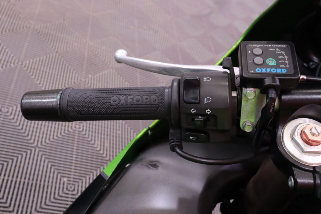 Kawasaki - ZX-12R - // Akrapovic kokoputkisto / Powercommander / Huoltomuistio / Minivilkut // Kawasaki - ZX-12R - // Akrapovic kokoputkisto / Powercommander / Huoltomuistio / Minivilkut // - Moottoripyörä