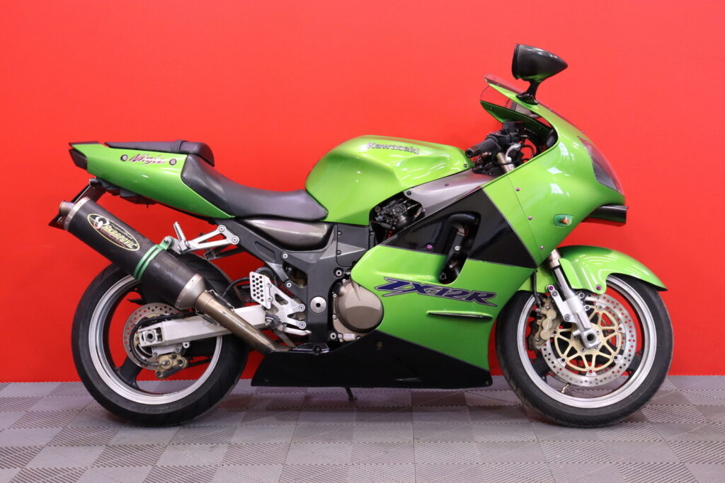 Kawasaki - ZX-12R - // Akrapovic kokoputkisto / Powercommander / Huoltomuistio / Minivilkut // Kawasaki - ZX-12R - // Akrapovic kokoputkisto / Powercommander / Huoltomuistio / Minivilkut // - Moottoripyörä