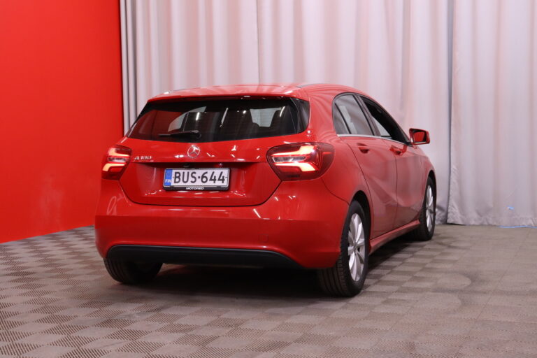Mercedes-Benz - A - 180 Suomi 100 Edition // Suomi-auto / Sport-penkit / P. Kamera / Vakionopeudensäädin - Viistoperä