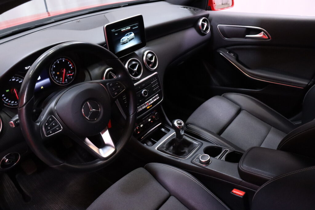 Mercedes-Benz - A - 180 Suomi 100 Edition // Suomi-auto / Sport-penkit / P. Kamera / Vakionopeudensäädin Mercedes-Benz - A - 180 Suomi 100 Edition // Suomi-auto / Sport-penkit / P. Kamera / Vakionopeudensäädin - Viistoperä