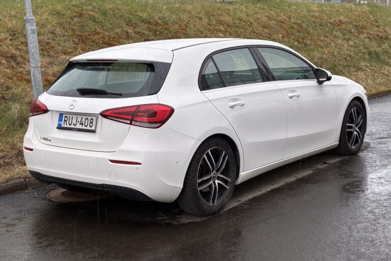 Mercedes-Benz - A - 180 d A Business Style // 2.om Merkkihuollettu Suomi-auto / Webasto / Koukku / Sporttipenkit / Kamera - Viistoperä