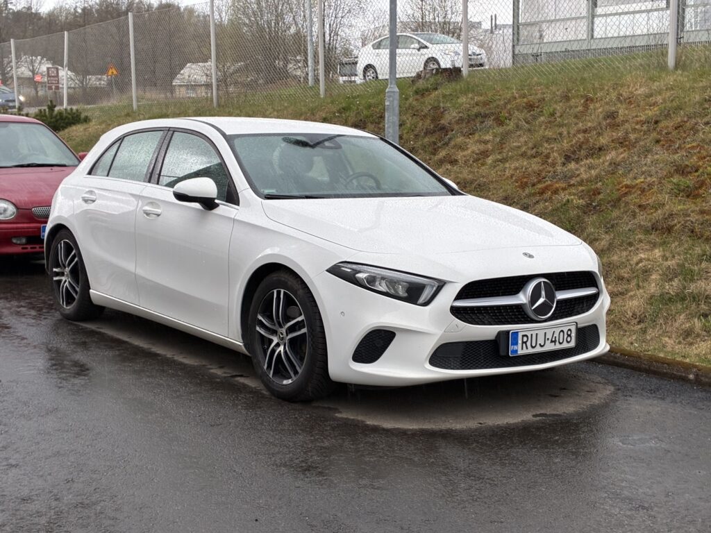Mercedes-Benz - A - 180 d A Business Style // 2.om Merkkihuollettu Suomi-auto / Webasto / Koukku / Sporttipenkit / Kamera - Viistoperä