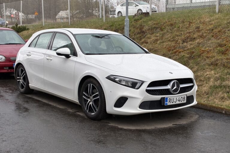 Mercedes-Benz - A - 180 d A Business Style // 2.om Merkkihuollettu Suomi-auto / Webasto / Koukku / Sporttipenkit / Kamera - Viistoperä
