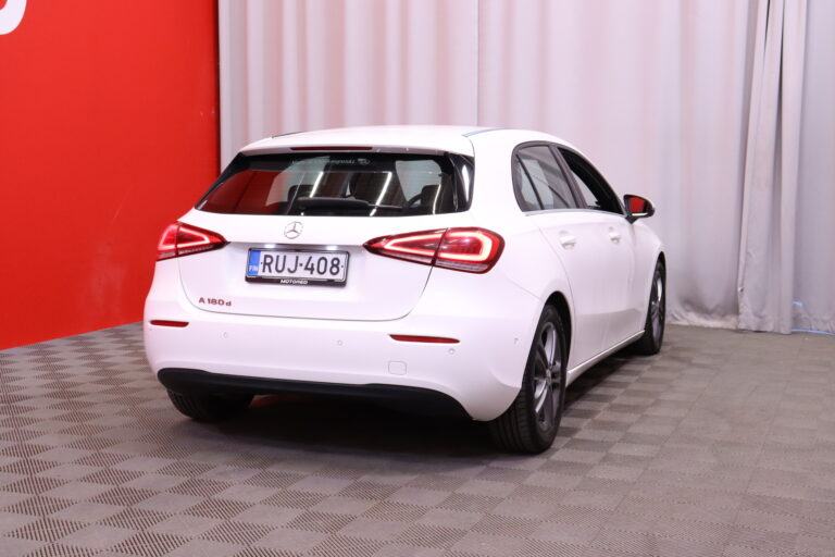 Mercedes-Benz - A - 180 d A Business Style // 2.om Merkkihuollettu Suomi-auto / Webasto / Koukku / Sporttipenkit / Kamera - Viistoperä