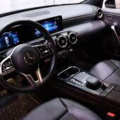 Mercedes-Benz - A - 180 A Business // 1-om Suomi-auto / Merkkihuollettu / Multibeam /  Vakkari / P-Kamera / Keyless / IHC+ / Vetokoukku // - Viistoperä