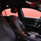 Mercedes-Benz - A - 180 A Business // 1-om Suomi-auto / Merkkihuollettu / Multibeam /  Vakkari / P-Kamera / Keyless / IHC+ / Vetokoukku // - Viistoperä