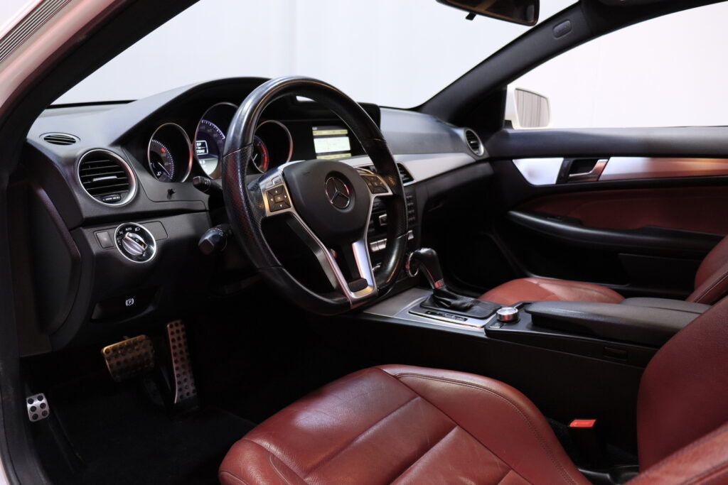 Mercedes-Benz - C - 250 CDI BE Coupé AMG // Panorama / Punainen nahkasisusta / Vakkari / ILS Xenon / Mercedes-Benz - C - 250 CDI BE Coupé AMG // Panorama / Punainen nahkasisusta / Vakkari / ILS Xenon / - Coupe