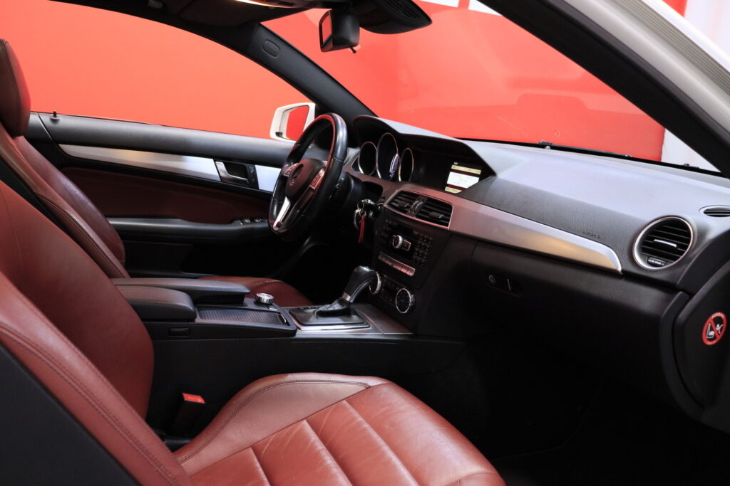 Mercedes-Benz - C - 250 CDI BE Coupé AMG // Panorama / Punainen nahkasisusta / Vakkari / ILS Xenon / Mercedes-Benz - C - 250 CDI BE Coupé AMG // Panorama / Punainen nahkasisusta / Vakkari / ILS Xenon / - Coupe
