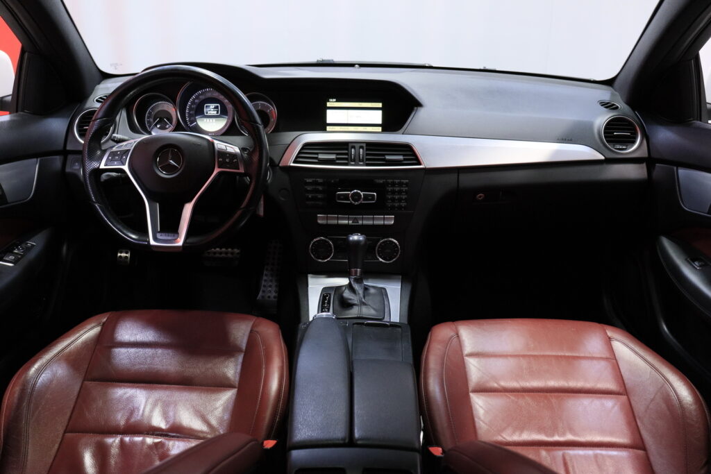 Mercedes-Benz - C - 250 CDI BE Coupé AMG // Panorama / Punainen nahkasisusta / Vakkari / ILS Xenon / Mercedes-Benz - C - 250 CDI BE Coupé AMG // Panorama / Punainen nahkasisusta / Vakkari / ILS Xenon / - Coupe