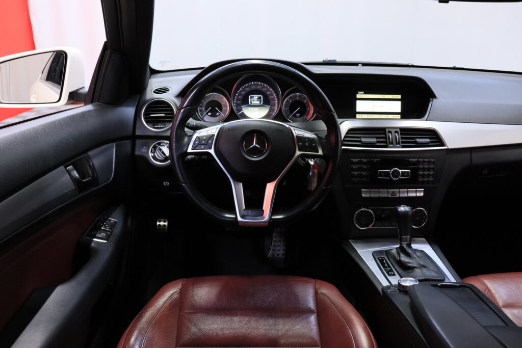 Mercedes-Benz - C - 250 CDI BE Coupé AMG // Panorama / Punainen nahkasisusta / Vakkari / ILS Xenon / Mercedes-Benz - C - 250 CDI BE Coupé AMG // Panorama / Punainen nahkasisusta / Vakkari / ILS Xenon / - Coupe