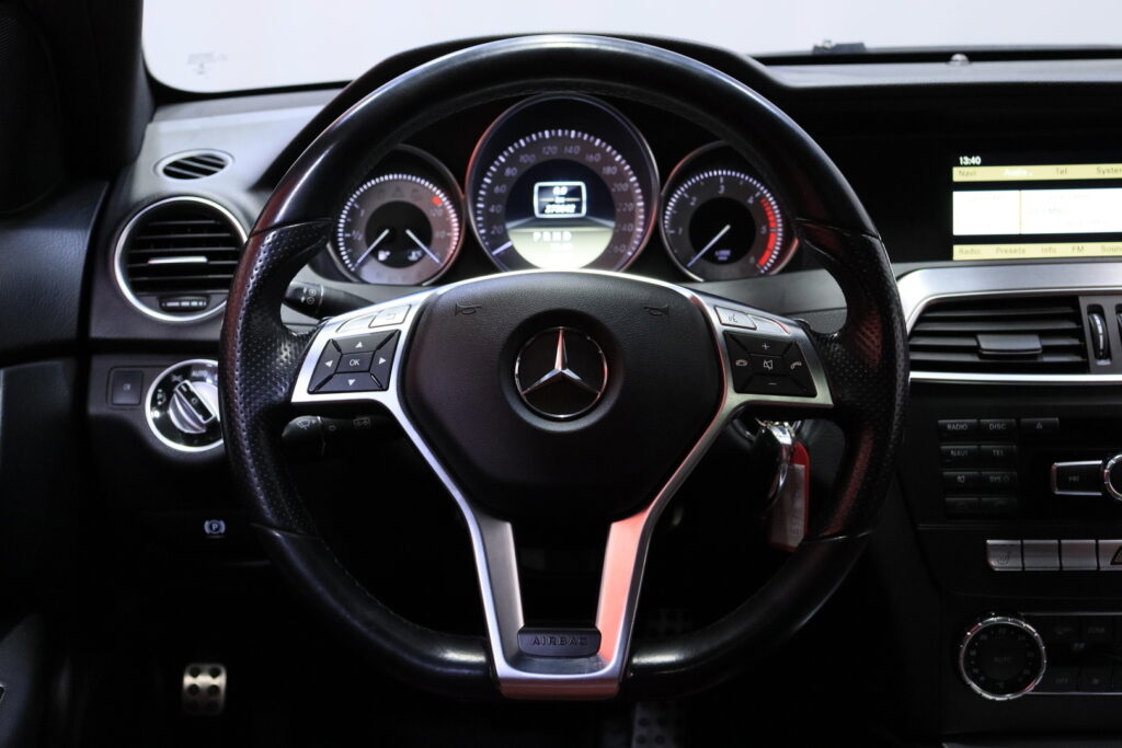 Mercedes-Benz - C - 250 CDI BE Coupé AMG // Panorama / Punainen nahkasisusta / Vakkari / ILS Xenon / Mercedes-Benz - C - 250 CDI BE Coupé AMG // Panorama / Punainen nahkasisusta / Vakkari / ILS Xenon / - Coupe