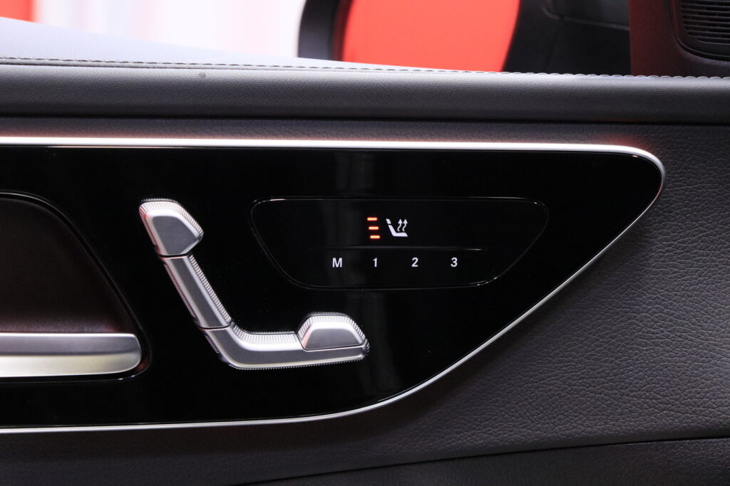 Mercedes-Benz - C - 300 e A Business AMG / DTR Pro / Digital Light / Koukku / MBUX Navi Premium / 360° / Mercedes-Benz - C - 300 e A Business AMG / DTR Pro / Digital Light / Koukku / MBUX Navi Premium / 360° / - Sedan