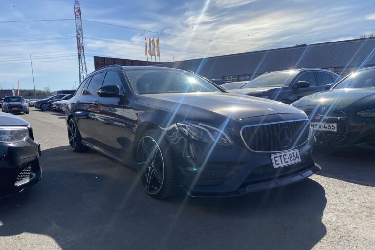 Mercedes-Benz - E - E 220 d // AMG ulko ja sisä / Taittuva koukku / Peruutuskamera // - Farmari