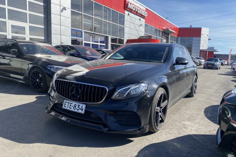 Mercedes-Benz - E - E 220 d // AMG ulko ja sisä / Taittuva koukku / Peruutuskamera // - Farmari