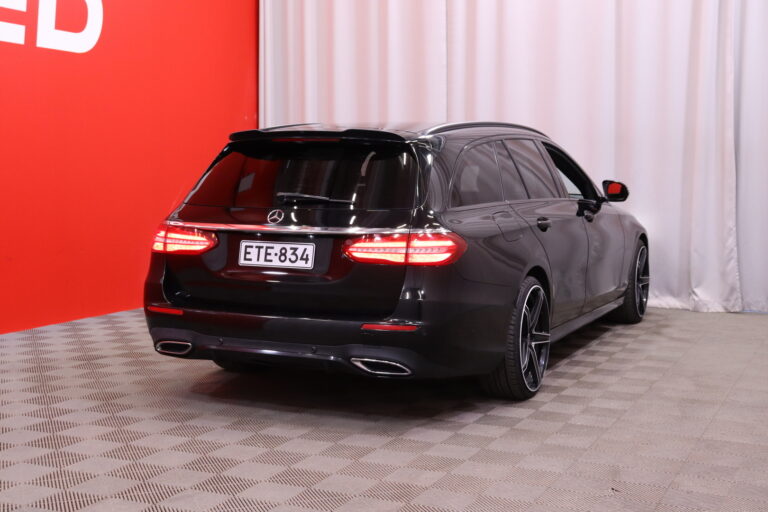 Mercedes-Benz - E - E 220 d // AMG Line / Webasto / Vetokoukku / Kamera / Park Assist / Navi / LED // - Farmari